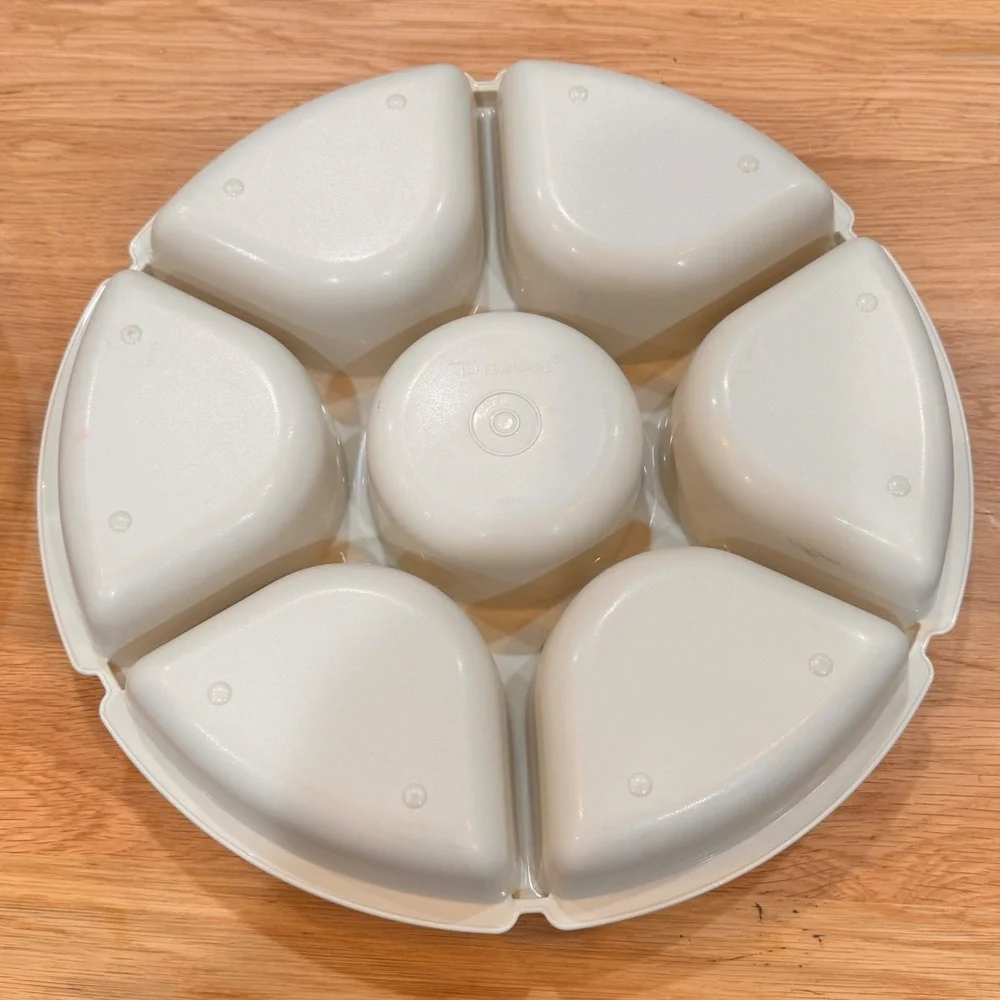 Tupperware Jeannie Magic Divided Serving Tray‎ with Lid Cream White 1665-3 USA